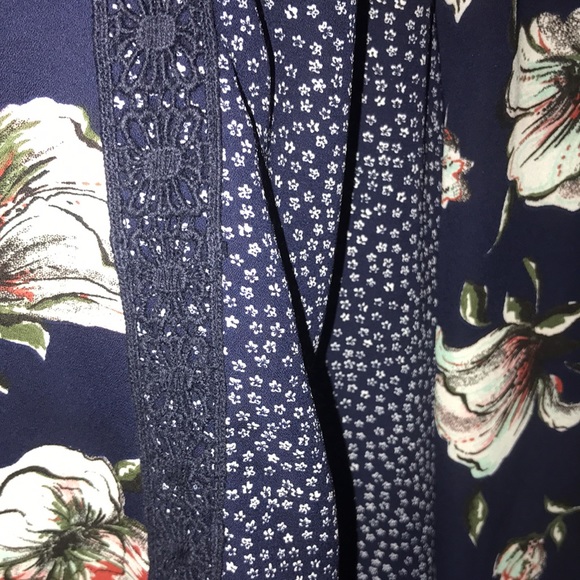 AVENUE OFF SHOULDER FLORAL PRINT BELL SLEEVE TOP - Picture 3 of 6